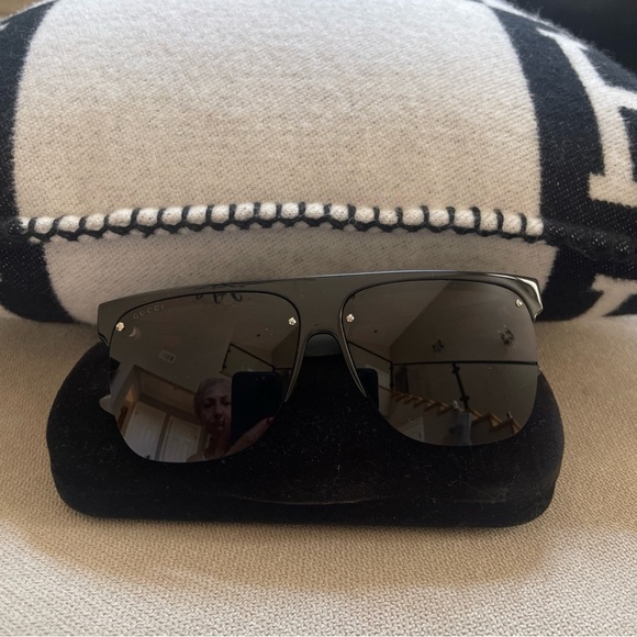 Gucci Black Sunglasses with Red and Green Detail - Picture 5 of 6